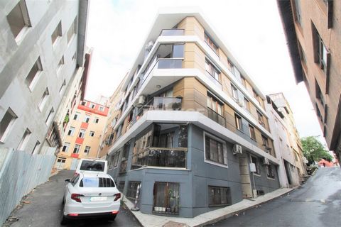 Immobilier 3+1 Avec Salle de Bain Attenante à Beyoglu à 100 m de Tersane Istanbul L'immobilier avec salle de bain attenante offre un emplacement attrayant. Le quartier est l’un des plus populaires et animés du quartier de Beyoglu à Istanbul. L'immobi...