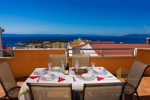 Lägenhetshus i ett exceptionellt läge i den charmiga kuststaden Makarska. Det ligger på en sluttning, direkt vid havet och alltid soligt, bara 500 m från stadens centrum och 600 m från stadens strand. Huset erbjuder en vacker utsikt över Adriatiska h...