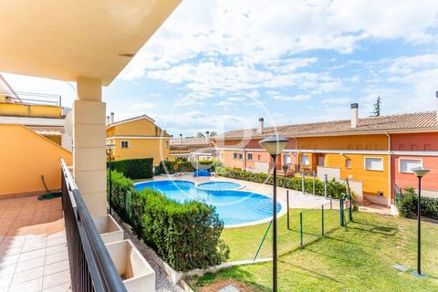 120 sqm furnished flat with Terrace and views in El Bosque, Chiva.The property has 3 bedrooms, 2 bathrooms, swimming pool, parking space, air conditioning, garden, heating, concierge and storage room. Ref. VV2310002 Features: - Air Conditioning - Swi...