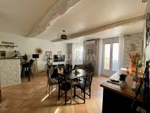 Ref 3970TP-LA MOTTE - Exclusively, in the pretty village of La Motte, discover this cozy 2-room apartment located on the first floor and completely renovated. It is composed a bright living room opening onto a balcony and opening onto a modern equipp...