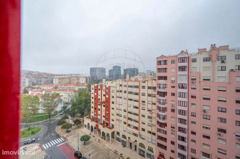 Como novo Apartamento T3 para venda, próximo das Torres de Lisboa, Laranjeiras Este magnífico T3 foi remodelado em 2021 e situa-se no piso 10 de edifício com 2 elevadores e excelente construção. O apartamento dispõe de sala comum, 3 quartos dos quais...