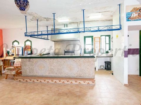 Commercial premises equipped to run as a restaurant/bar on the top floor of the Zoco shopping center in Nerja, at street level. It consists of a building (originally 2 adjoining premises) of 86 m2 with 2 terraces of about 60 m2 exclusive to this busi...