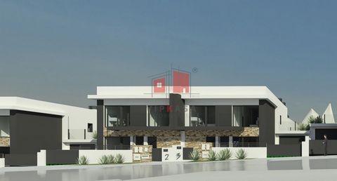 Moradia T4 em projeto de construção com possibilidade de escolha de acabamentos. A moradia V4 do lote 1 tem uma área de construção de 173,34m2 inserido num lote de 298 m2. Os pisos dividem-se em: Piso 0 - Hall de entrada e escadas interiores de acess...