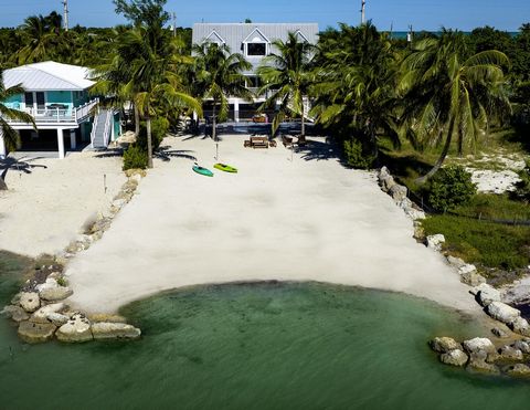 Willkommen in der Casa de la Playa im schönen Grassy Key! Eingebettet auf über einem halben Hektar, entlang einer gewundenen, gepflegten Auffahrt, umgeben von üppiger tropischer Landschaft, umfasst dieses spektakuläre Anwesen einen gehobenen Insel-Le...