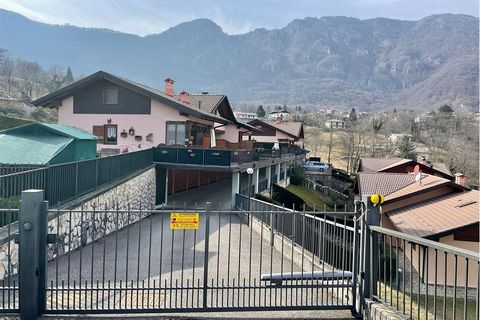 *** Tutti gli immobili e foto su ... e su ... *** *** Alle Immobilien und Fotos auf ... und ... *** Questo bellissimo chalet situato in un complesso di recente costruzione nel comune di SantOmobono Terme gode di una bellissima vista aperta su tutta l...