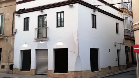 Gilmar te ofrece esta casa situada en pleno centro de Jerez con una ubicación inmejorable. Hace esquina y tiene acceso por dos calles. La casa está construida en dos plantas más azotea privada que tiene construido un castillete de 5,65 m2. La planta ...
