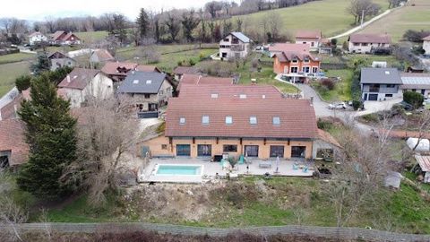 Haute-Savoie, 74270 DESINGY, A 15 km de l'A40 (Bourg-en-Bresse/Genève/Chamonix) et 30 km d'ANNECY, au calme et en position dominante, cette maison très bien entretenue vous propose plus de 300 m² habitable : idéale pour une grande famille ou pourquoi...