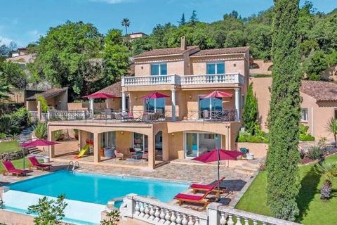 On a renowned gated estate, superb property built of quality materials, in grounds of 1,867 m² offering a privileged, peaceful setting ! Large reception room 70 m² opening out to a terrace through sliding picture windows, 4 lovely spacious bedrooms. ...