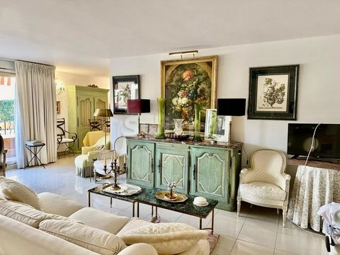 Ref 67815PB: In the heart of the village of Saint-Tropez, a stone's throw from the beach, shops, restaurants and the port and the famous Place des Lices, this large, very bright 92 m2 apartment includes a large living room, a kitchen fully equipped o...
