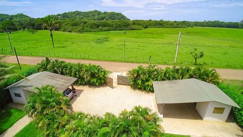 Deze prachtige woningen, Casa Blanca en Casa Amarilla, zijn gelegen op slechts enkele minuten van het centrum en het strand van Samara, in een rustige, veilige en groene buurt. Het zijn twee volledig onafhankelijke kavels (904 m2 + 857 m2), met beide...