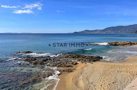 Opportunity to acquire the last building land with sea view on Gigaro. Direct access to the beach! Sold with a building permit purged of all recourse for a house of 379 m2 in floor area, 5 bedrooms, 12x4 swimming pool Land area: 1778 m2. Photos and a...