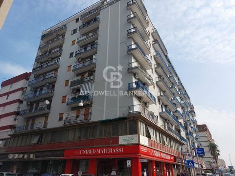 TARANTO - TRECARRARE - VIA LUIGI MASCHERPA In Taranto, in the Trecarrare area, we offer for sale a large apartment located on the fourth floor in a building with lift. The solution boasts a large living area, characterized by a double living room wit...