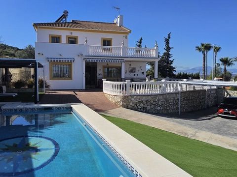 Four bedroom villa, large corner plot, terrific views and a superb location within Pinos de Alhaurin. Walking distance of Alhaurin de la Torre and public transport and with easy access to Malaga city, the airport and beaches. For sale direct from the...
