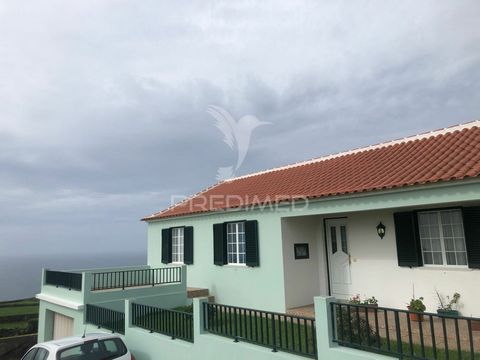 4 bedroom villa in Santa Bárbara, located in a privileged position with a stunning view of the sea, including panoramic views of the islands of São Jorge and Pico, as well as a stunning view of the surrounding mountains. This charming villa offers a ...