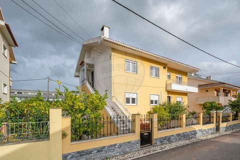 First floor of the house, with 3 fronts, very bright, with excellent sun exposure (East/West), consisting of: - T3 with very generous areas; - living room with 2 environments (social and dining), lots of light; - fully equipped kitchen and pantry; - ...