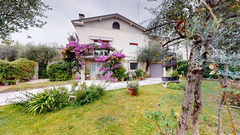 In a coveted location near the center of Salò and the Lake, we offer for sale a detached house with private garden, divided into two independent apartments, each with its own entrance. The apartment on the ground floor is a three-room apartment with ...