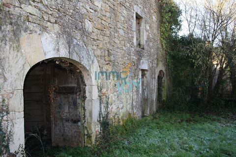 François: ... Exceptional and quiet, close to Saint Antonin, Villefranche de Rouergue and Caylus, this pretty real estate complex consists of a barn on 2 levels of 164m2 per floor, a ruined stone shed of 90m2 and a magnificent dovecote of 16m2. All o...