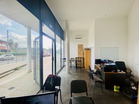 I present today a commercial space of 32.16 m2 located in the town of Castelnau le Lez near the center of the Red Dawn. Ideally located on a busy avenue and with a large showcase of 18m2 (6x3), this local is for all types of commerce. Equipped with a...