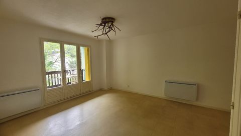 In the very pretty valley of the Roya, apartment T2 of 46m2, on the 2nd floor of a condominium. The apartment consists of an entrance with hallway and cupboard, a kitchen open to a living room with cupboard, a bedroom, a bathroom and an independent t...