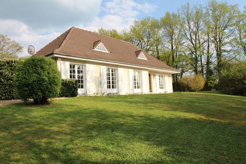 Only 15 minutes from Limoges University Hospital, great potential for this bourgeois house from the 70s in the heart of a very nice land. With a living area of 252 m2 on 2 levels, it consists on the ground floor, of a large fitted kitchen with access...