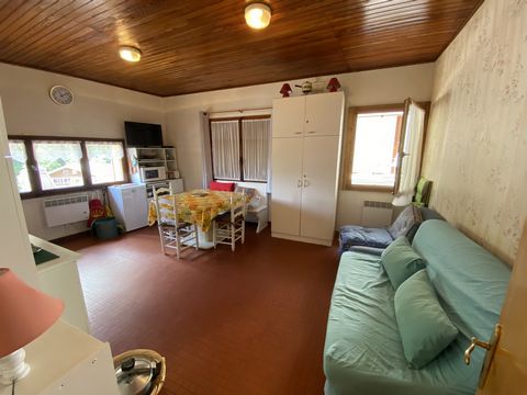 Charming apartment in the heart of the village of La Giettaz, facing south. Located on the 1st floor of a quiet condominium, this apartment has a small entrance hall, 2 successive bedrooms each with access to the balcony, a shower room with toilet an...