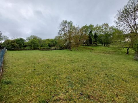 It is about 1km from the city center of Saint-Girons that you will discover a pleasant building plot of 6,500 m2. This land will offer you a view of the city of Saint-Lizier and its famous castle as well as the surrounding hills. You will find, near ...