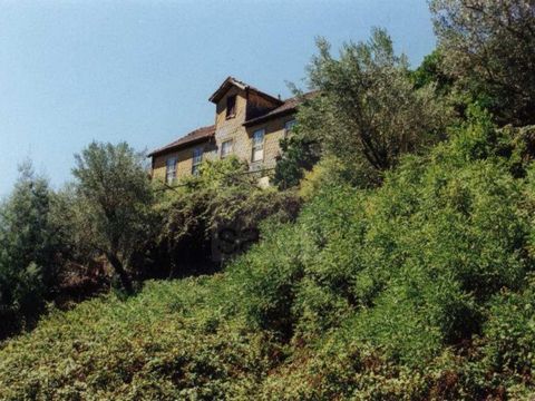 Property in a rural area overlooking the river, consisting of a group of rural houses, covering 3,000m2 of vineyards producing Port Wine and 3,000m2 - with 9 houses in ruins - with the possibility of expanding each of them by 50%, for purposes Touris...