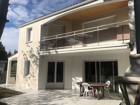 I invite you without further delay to come and discover this large family home, built on a beautiful plot, very beautiful bedrooms, one of which has a balcony, a large bright living room. A quiet and sought-after area in La Grière, the beach is just ...