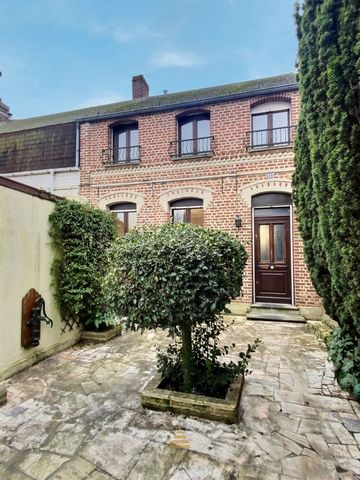 En Exclusivité, Azteca vous présente cette belle demeure fraichement rénovée (2022) située à Avesnes Les Aubert, à 15mn de Cambrai et de Caudry, et à 30mn de Valenciennes. Sur un terrain d'une superficie totale de 662m2, cette maison possède son prop...