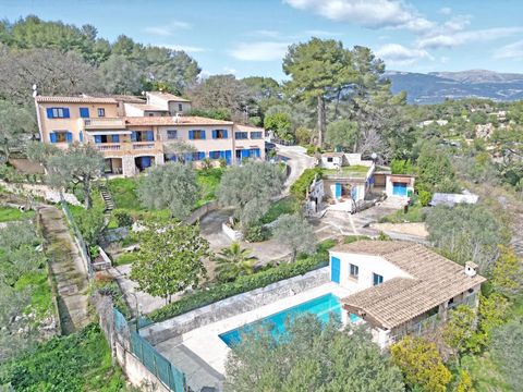 Located in a countryside area with mountain views and a glimpse of the sea, a beautiful Provencal property of approximately 330 m2 divided into 3 apartments, one of which is independent. A 4-room apartment of about 133 m2 consisting on the ground flo...