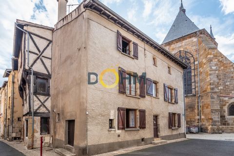 In the historic center of Vic le Comte, pretty village house of about 120m2 on 2 levels. On the ground floor a kitchen with access to the cellar, a living room and a toilet. The first floor consists of two bedrooms and finally on the top floor a bedr...