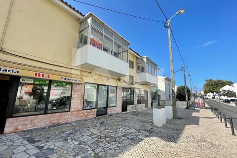 Building in Alvide, on a horizontal property with 2 T2 apartments and 4 stores. Great investment! These is a building with 6 different properties, in which only the building is sold in its entirety. The 4 stores are licensed for trade and services an...