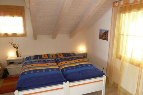 Modern 3½-room apartment on the attic (88 m2), built in 2005, with a great view of the lake and mountains. In this oasis of calm, depending on the season, the observation of wild animals is possible (deer, foxes, chamois, ibex). The visible roof stru...