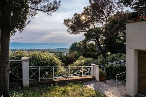 The completely newly renovated country house dates from 1810 and has a small garden, a balcony and a garden terrace, all with sea views in an absolutely quiet and idyllic location. The house has 2 entrances: one entrance from the street, a second ent...