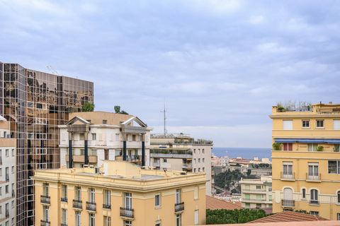 Located on the top floor of a bourgeois building in the center of the Moneghetti district. Unobstructed view above the roofs to the sea. Full axis of the Prince's Palace. Unique and bright apartment. One bedroom unit composed of a beautiful bedroom, ...