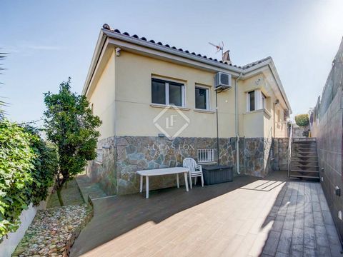 This charming single-storey house in Els Cards, located in a residential area of Sant Pere de Ribes, offers a cosy and practical home. With a built surface area of 128 square metres, this property features a spacious and functional design that provid...