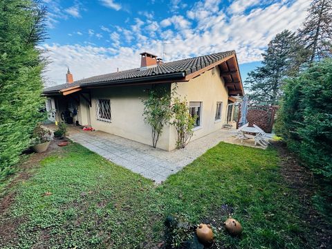 Close to amenities and in the immediate vicinity of a school, single-storey family home in the centre of Gex. Offering 150 m2 on the ground (133 m2 of living space + 17 m2 of heated veranda) and a basement, this house, facing Mont Blanc, has a very p...