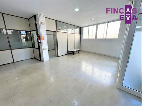 Commercial premises in the town of Corbera de Llobregat, 25 minutes from Barcelona. We find it on a pedestrian street and it has 83m2 useful in a 1994 building in good condition.It is a premises at street level with many business possibilities, previ...