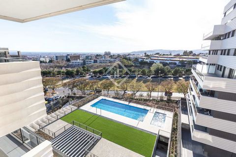 Exceptional new build apartment from 2023 with 2 double bedrooms and one single, a terrace with lateral views of the sea, with a clear separation between the day area . The luminosity and tranquility of its rooms stands out, all exterior and with ver...