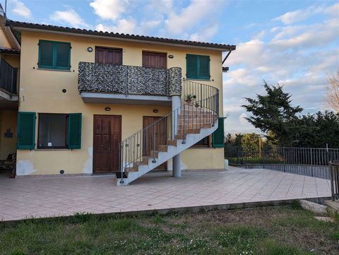 Castiglione del Lago, Loc. Badiaccia: Ground floor flat of about 80 sqm already prepared to be divided into two totally independent mini-apartments, currently composed of: open-plan kitchen and living room, two double bedrooms and two bathrooms, one ...