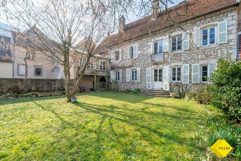 In the heart of the Loue valley, 30 km from Pontarlier, this house of character awaits you. Stone wall, pretty parquet floors, woodwork, volume with a residential house with 4 bedrooms, two bathrooms, convertible attic, large garage, workshop etc and...