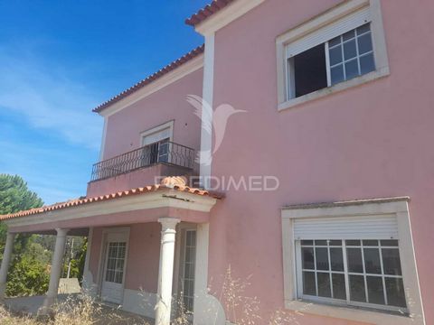 2-storey villa on a plot of 905 m2. Located on Rua Capitão Castelo. In need of some interventions. With 2 inputs, R/C: Entrance hall, Kitchen with Pantry and Access to Garden and Shed, Living Room with Fireplace and Access to Garden, Room Storage Bat...