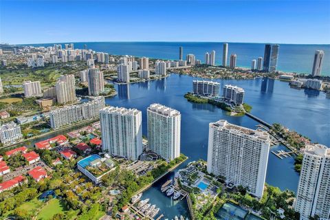 Come live in the best community in Aventura. This waterfront unit offers 4 bedrooms with ensuite bathrooms in 3,620 sqft plus 3 large balconies, a media room, a kitchen with two ovens, a subzero fridge, and a bar area in the living room perfect for e...