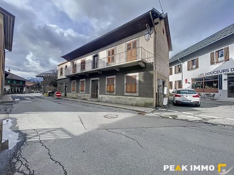 C0073TR Ne manquez pas cette opportunité unique d'acquérir une maison de village dans la vallée de Chamonix Mont-Blanc, construite dans les années 30, pleine de potentiel et située au coeur du village de SERVOZ. Cette maison de village est idéale pou...