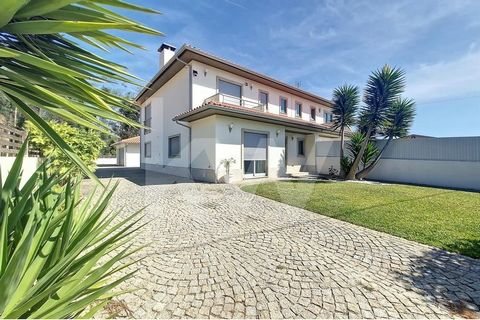 Located just a few minutes from the center of Aveiro, this villa is a true haven of space, light and comfort. With a contemporary design and in a quiet residential area, this house offers a unique living experience for its residents. The villa is spa...