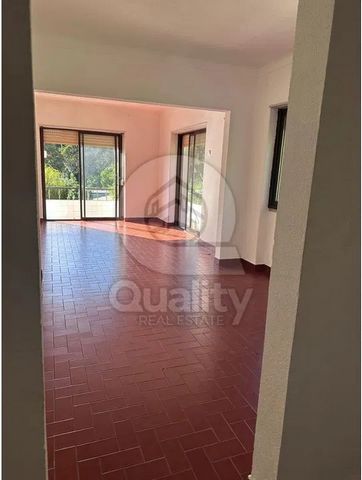 I present to you this building in Sesimbra, council of Sesimbra, parish of Sesimbra (castle), district of Setúbal. This building consists of 3 fractions, basement, rch and first floor. All fractions have sea views. The basement consists of 2 bedrooms...