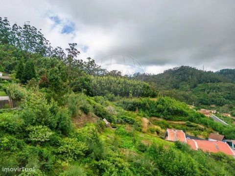Letar du efter en livskraftig mark för att bygga ditt projekt intill naturen ?   Är det något grundläggande för dig att bli insatt i ett pittoreskt område med ett grönt landskap ?   Vi presenterar detta fantastiska land med 937 m2 i Ribeira de Machic...