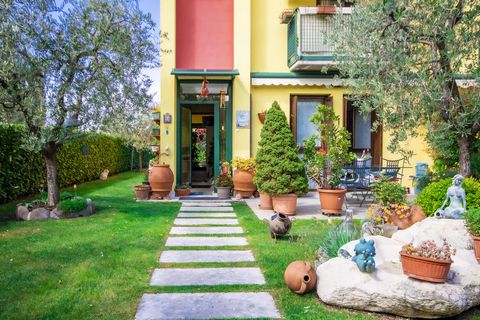 In Garda, in der Nähe des Stadtzentrums und des Sees, in einer ruhigen Wohngegend, bieten wir dieses schöne Eck-Reihenhaus in ausgezeichnetem Zustand an. Die Immobilie, die auf drei Seiten von einem privaten Garten umgeben ist, verfügt über zwei ober...
