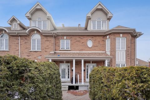 Beautiful 3-storey townhouse located in Saint-Laurent in a peaceful and family-friendly neighborhood. This charming residence offers a bright and functional open-concept living area, two large sized bedrooms on the upper level with a walk-in closet i...