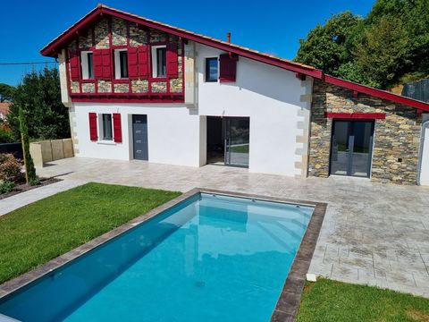 Hêtre Immobilier vous présente à Villefranque une spacieuse maison de 188m2 avec piscine. Magnifiquement rénovée en conservant l'esprit et le charme de l'architecture Basque, les pierres et les boiseries en façade respectent l'harmonie locale et l'in...